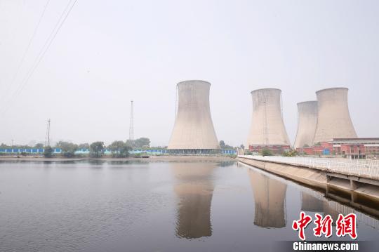 按照規(guī)劃，位于首鋼園區(qū)內(nèi)的滑雪大跳臺(tái)建成后將成為世界首例永久保留和使用的單板大跳臺(tái)場地。圖為單板大跳臺(tái)選址所在地。　韓海丹 攝