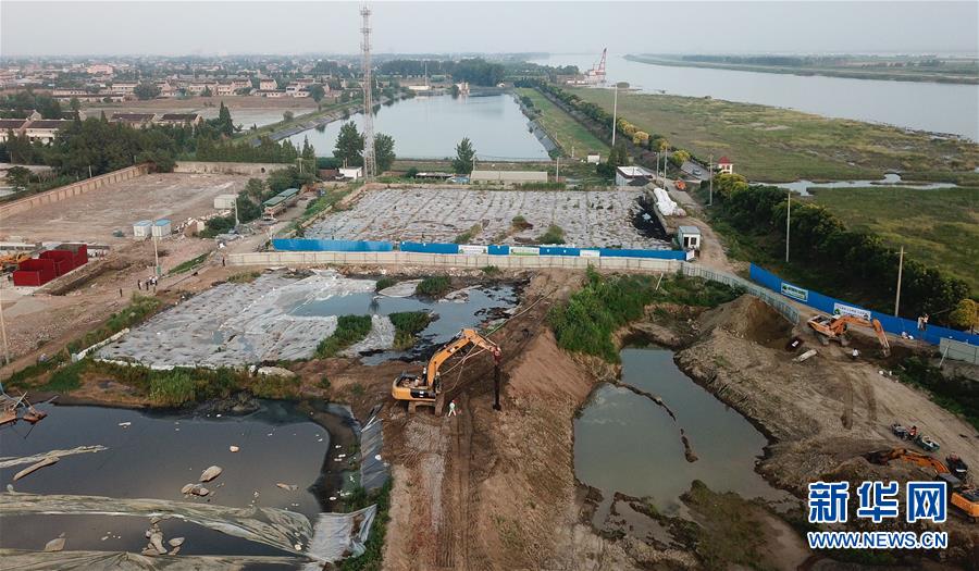 （新華視點·圖文互動）（2）中央督察兩年有的絲毫未改，有的不減反增——江蘇泰興數萬噸化工廢料和污泥堆放長江邊調查