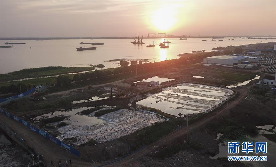 （新華視點·圖文互動）（3）中央督察兩年有的絲毫未改，有的不減反增——江蘇泰興數萬噸化工廢料和污泥堆放長江邊調查