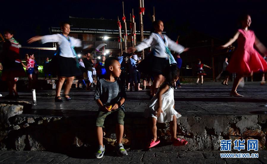 （社會(huì)）（7）苗山脫貧影像志&mdash;&mdash;把苗寨搬進(jìn)景區(qū) 讓貧困戶(hù)住進(jìn)城里