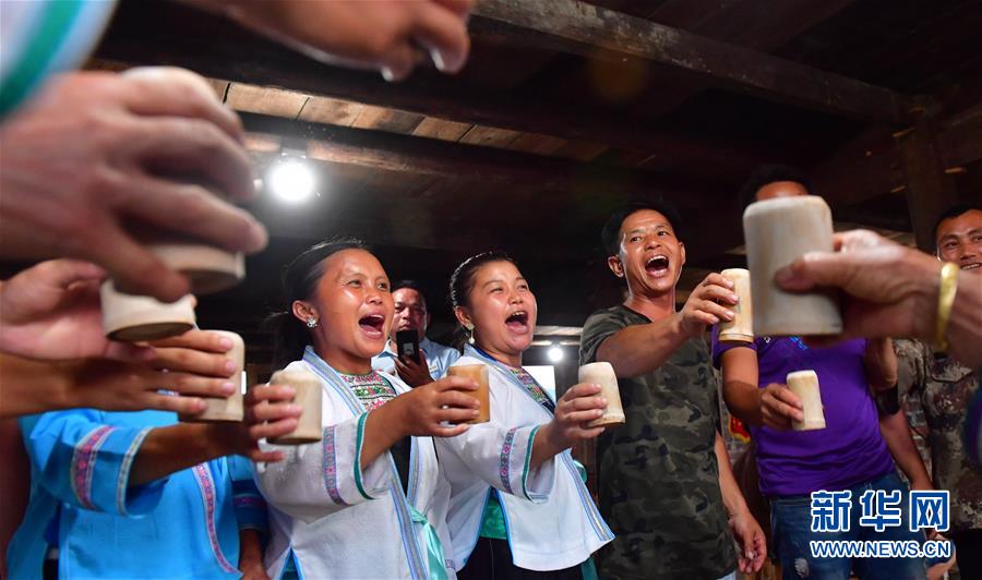 （社會）（12）苗山脫貧影像志&mdash;&mdash;把苗寨搬進景區 讓貧困戶住進城里