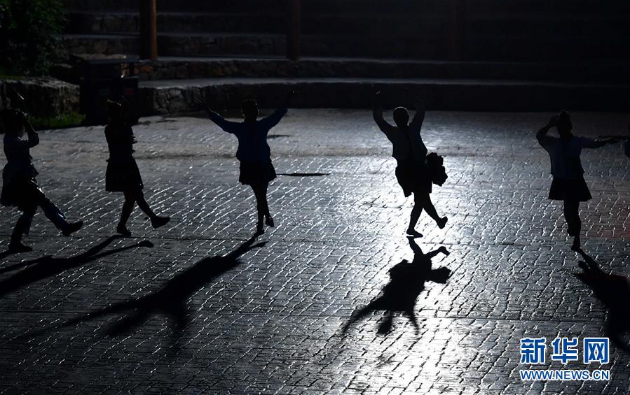 （社會）（13）苗山脫貧影像志&mdash;&mdash;把苗寨搬進景區 讓貧困戶住進城里