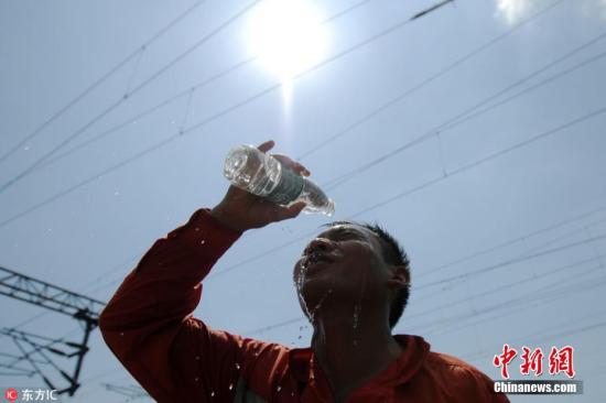 資料圖：高溫下的人。胡國林 攝 圖片來源：東方IC 版權(quán)作品 請(qǐng)勿轉(zhuǎn)載