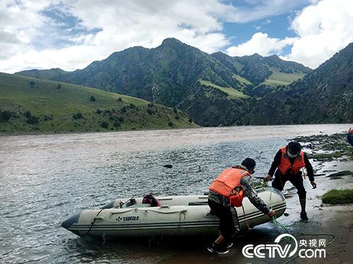 管護員久美扎西(右)和朋友正準備將皮劃艇抬上岸。