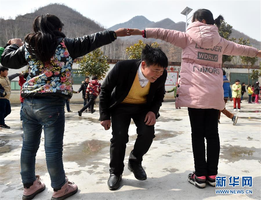 (時代先鋒·圖文互動)(4)伏牛山里好老師張玉滾:挑起孩子們走出大山的希望