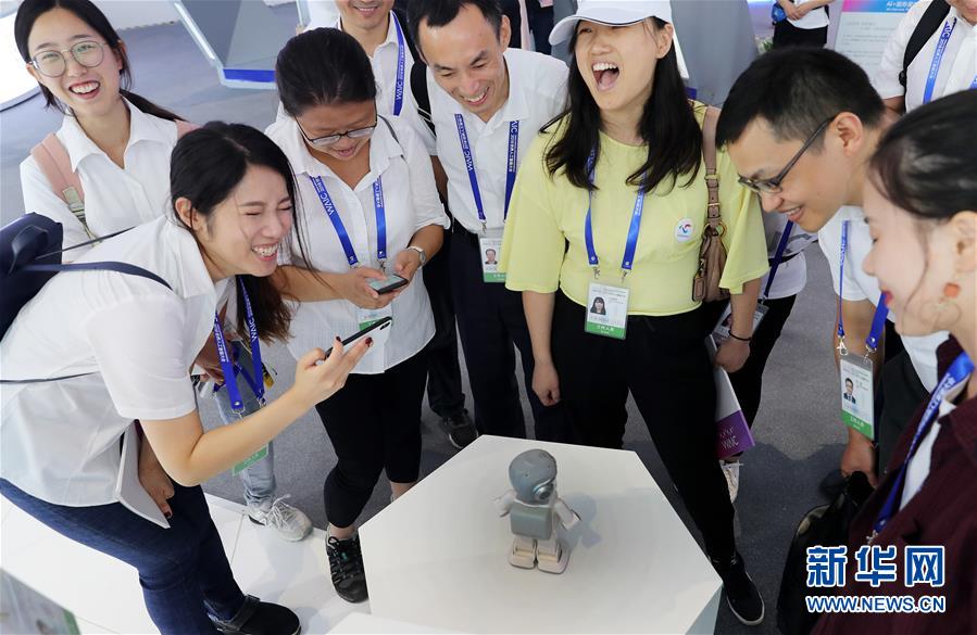 （新華全媒頭條·圖文互動）（2）“中國智，世界能”——2018世界人工智能大會釋放AI發展新信號