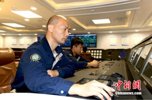 孟海輝在遠(yuǎn)望7號輪機(jī)部中央集控室值班。 宋東瑞 攝 點(diǎn)擊進(jìn)入下一頁