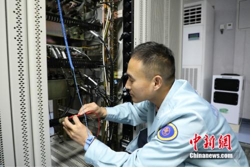 李紅民在遠(yuǎn)望7號船上工作,遠(yuǎn)望7號上的許多工程師都來自遠(yuǎn)望2號。 焦會周 攝 點(diǎn)擊進(jìn)入下一頁