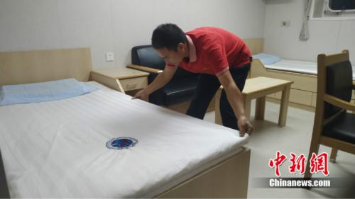 李紅民在遠(yuǎn)望7號的住艙中鋪床,如今的床鋪干燥舒適,房間明亮寬敞。 溫孟馨 攝 點(diǎn)擊進(jìn)入下一頁