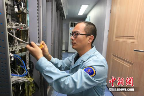 測控設(shè)備的線纜十分重要,即使如今遠(yuǎn)望7號上已沒有老鼠作亂,李仁龍仍要經(jīng)常對它們進(jìn)行檢查。 韓帥 攝 點(diǎn)擊進(jìn)入下一頁