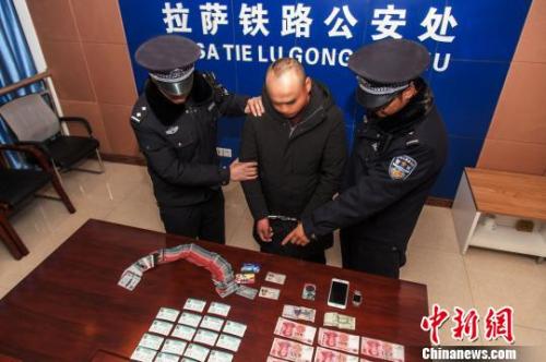 資料圖:一犯罪嫌疑人對拉薩鐵路警方查獲的火車票進行指認。 胡傳鑫 攝