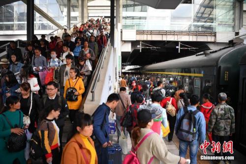 資料圖:2018年3月12日,旅客在昆明火車站進站乘車。<a target='_blank' ><p  align=