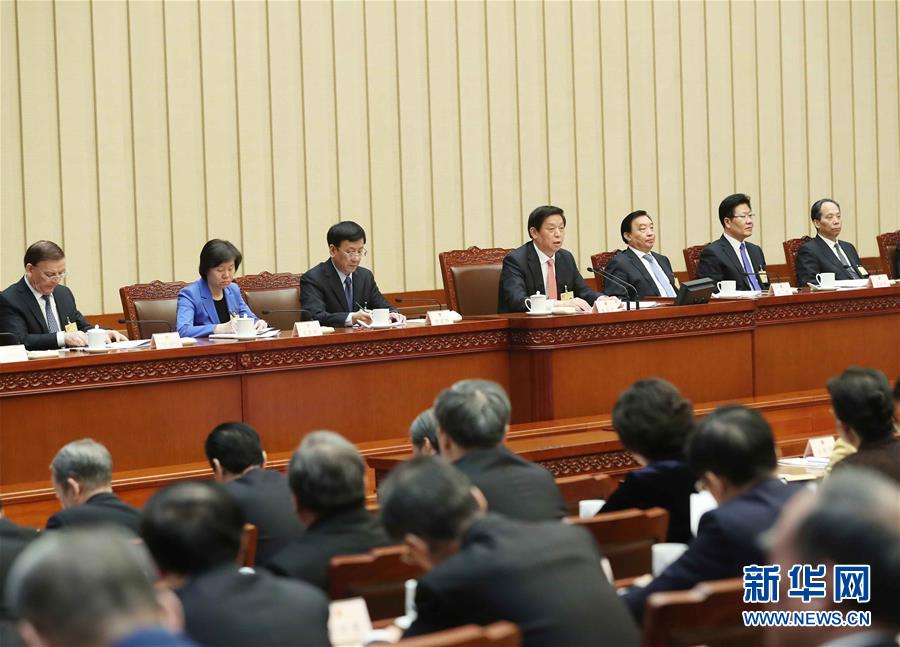 (時(shí)政)十三屆全國(guó)人大常委會(huì)第一次會(huì)議在京舉行 栗戰(zhàn)書(shū)主持并講話