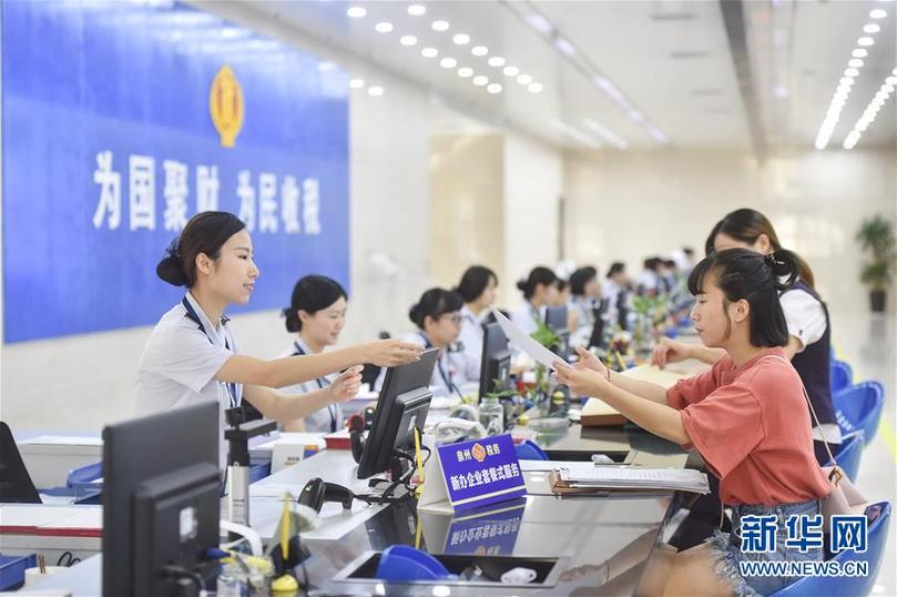 (全面深化改革這五年·圖文互動(dòng))(2)跨越轉(zhuǎn)型關(guān)口 激發(fā)創(chuàng)造活力——十八屆三中全會(huì)以來(lái)全面深化經(jīng)濟(jì)體制改革綜述