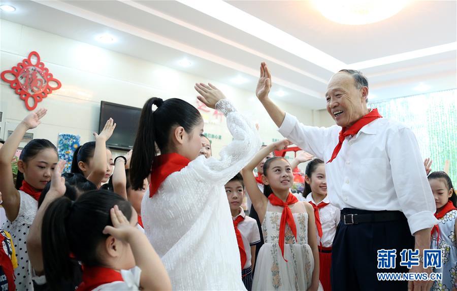 (改革先鋒風采·圖文互動)(2)秦振華:“張家港精神”的塑造者