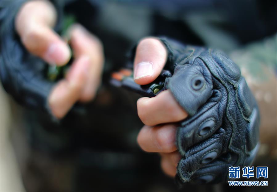 (新春走基層·圖文互動(dòng))(2)實(shí)戰(zhàn)化的“味道”——走進(jìn)武警雪豹突擊隊(duì)