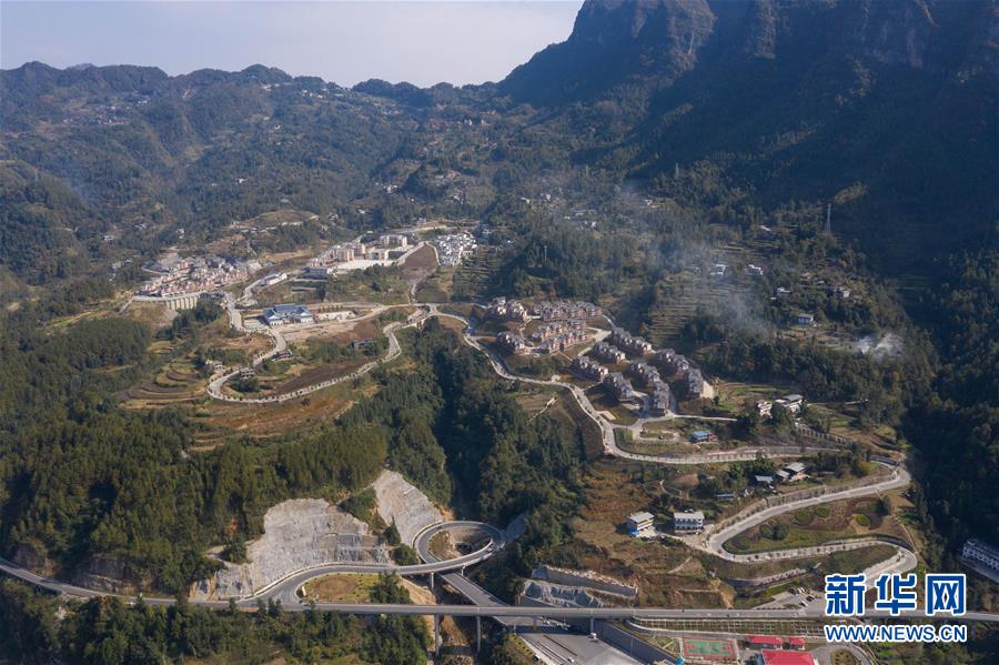 (兩會前夕看落實·圖文互動)(1)“飛針走線”“繡”出小康畫卷——四川落實習近平總書記全國兩會重要講話精神紀實