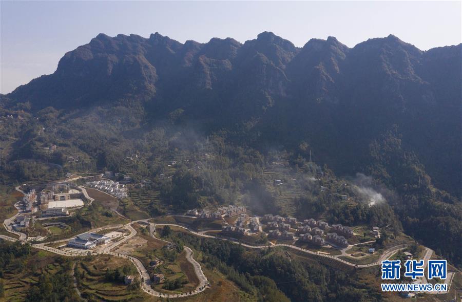 (兩會前夕看落實·圖文互動)(2)“飛針走線”“繡”出小康畫卷——四川落實習近平總書記全國兩會重要講話精神紀實