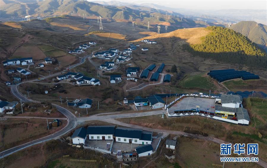 (兩會前夕看落實·圖文互動)(7)“飛針走線”“繡”出小康畫卷——四川落實習近平總書記全國兩會重要講話精神紀實