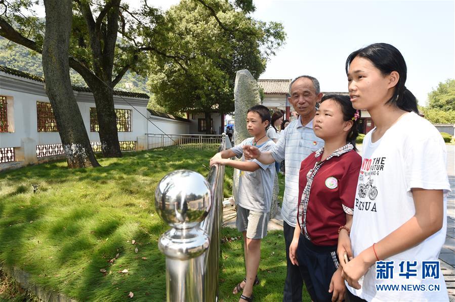 (壯麗70年·奮斗新時代——記者再走長征路·圖文互動)(3)“紅軍樹”下憶初心、守初心