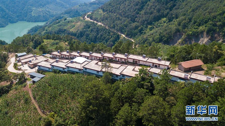 （在習(xí)近平新時(shí)代中國特色社會主義思想指引下——新時(shí)代新作為新篇章·總書記關(guān)心的百姓身邊事·圖文互動(dòng)）（1）“四好農(nóng)村路”：通向幸福，通向遠(yuǎn)方