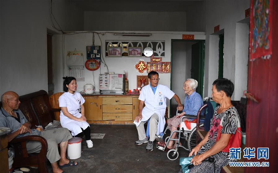 (新華全媒頭條·圖文互動)(7)伶仃洋邊“守門”人——記堅守海島32年的黨員醫生王桂湘