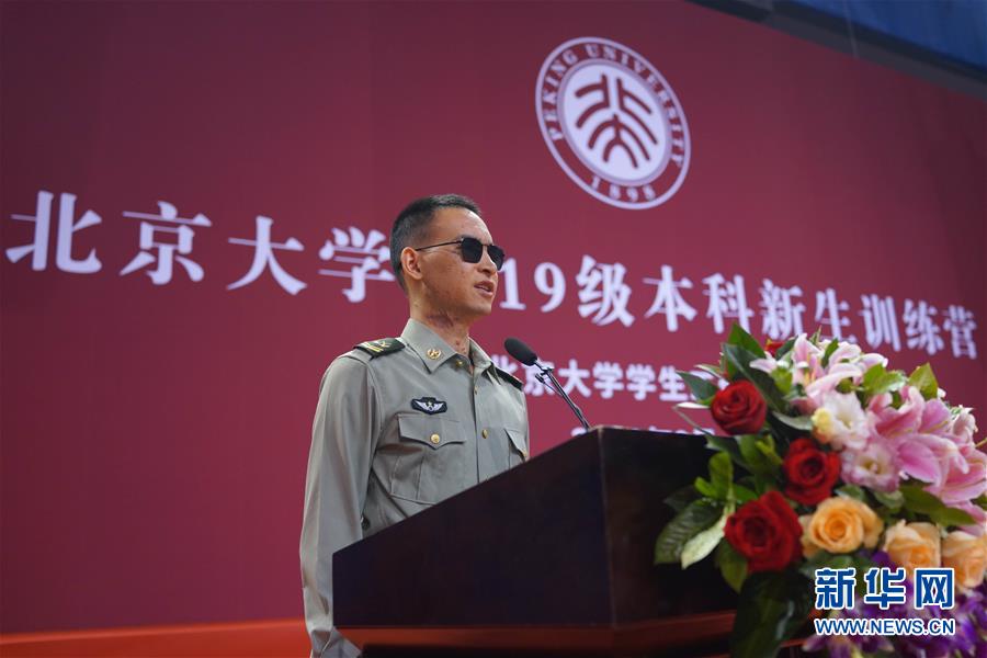 (圖文互動(dòng))特寫(xiě):“讓我來(lái)”——“排雷英雄戰(zhàn)士”杜富國(guó)與北京大學(xué)新生交流見(jiàn)聞