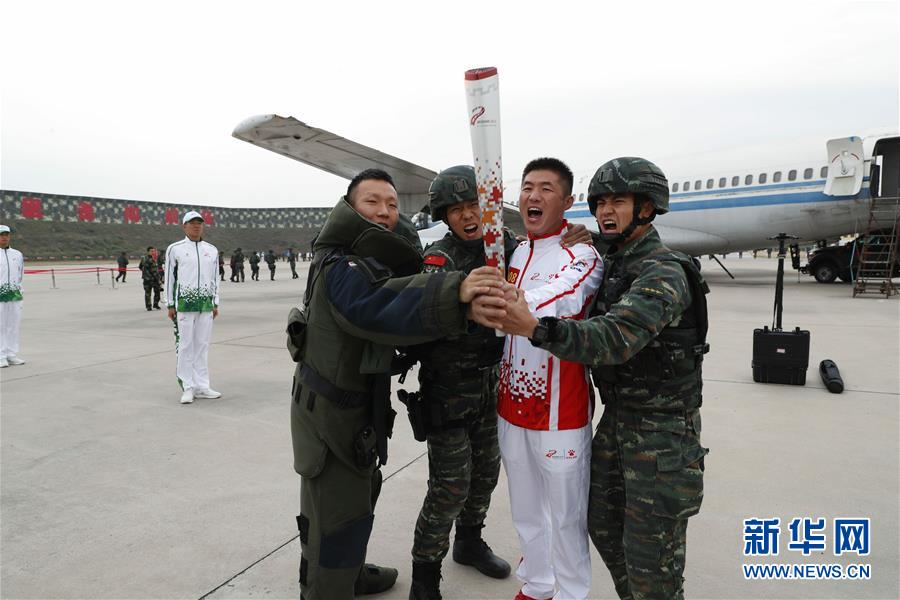 (軍運會·圖文互動)(1)軍運會軍營火炬傳遞活動最后一站武警獵鷹突擊隊站舉行(配本社同題文字稿)