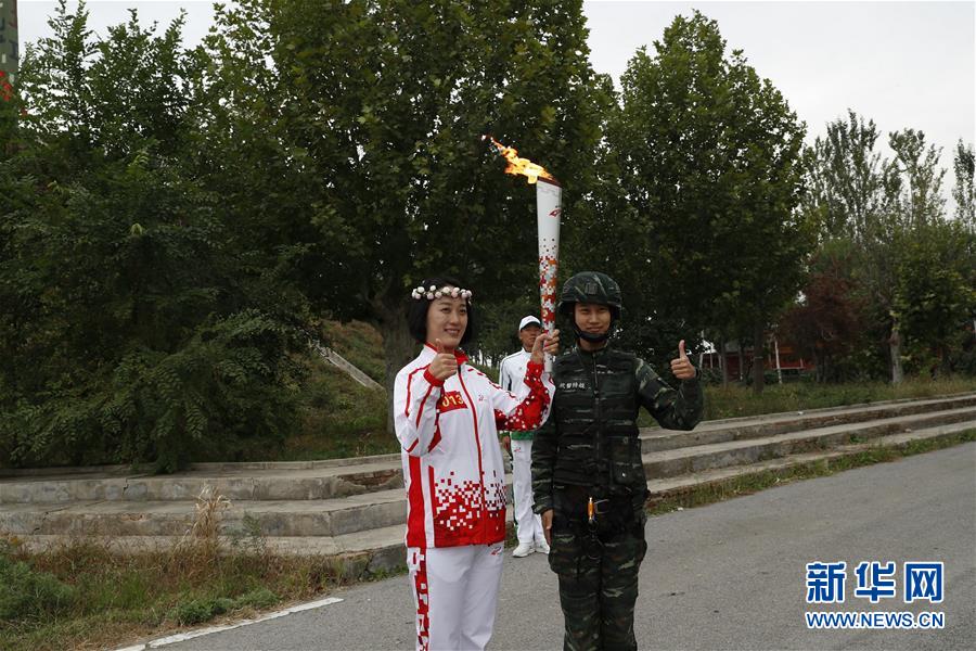 (軍運會·圖文互動)(2)軍運會軍營火炬傳遞活動最后一站武警獵鷹突擊隊站舉行(配本社同題文字稿)