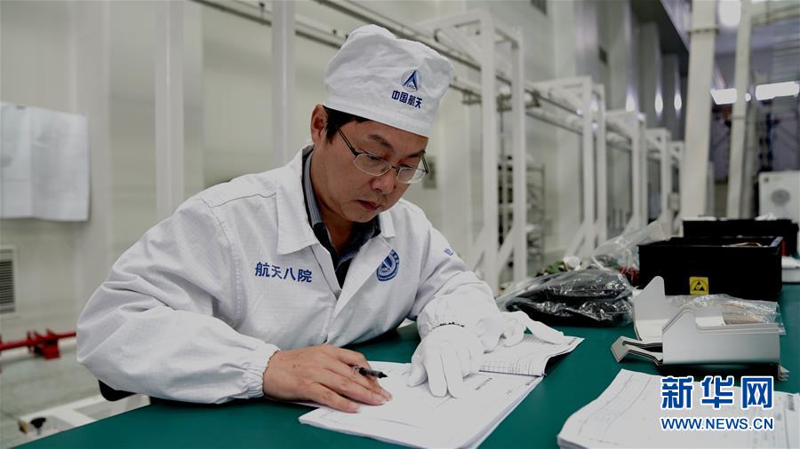 （德耀中華·圖文互動(dòng)）（2）王曙群：“腳踏實(shí)地、仰望星空”的大國(guó)工匠