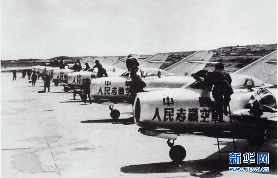 (新華全媒頭條·人民空軍70年·圖文互動(dòng))(3)陽(yáng)光照耀奮飛的航程——黨中央、中央軍委和習(xí)主席關(guān)心人民空軍建設(shè)發(fā)展紀(jì)實(shí)