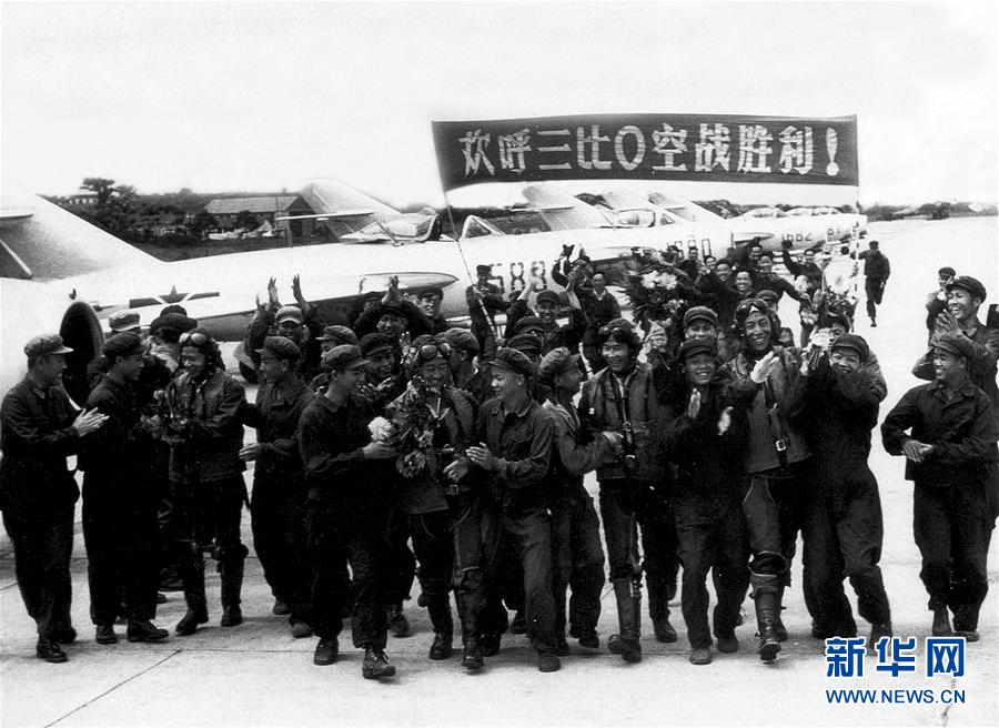 (新華全媒頭條·人民空軍70年·圖文互動(dòng))(4)陽(yáng)光照耀奮飛的航程——黨中央、中央軍委和習(xí)主席關(guān)心人民空軍建設(shè)發(fā)展紀(jì)實(shí)