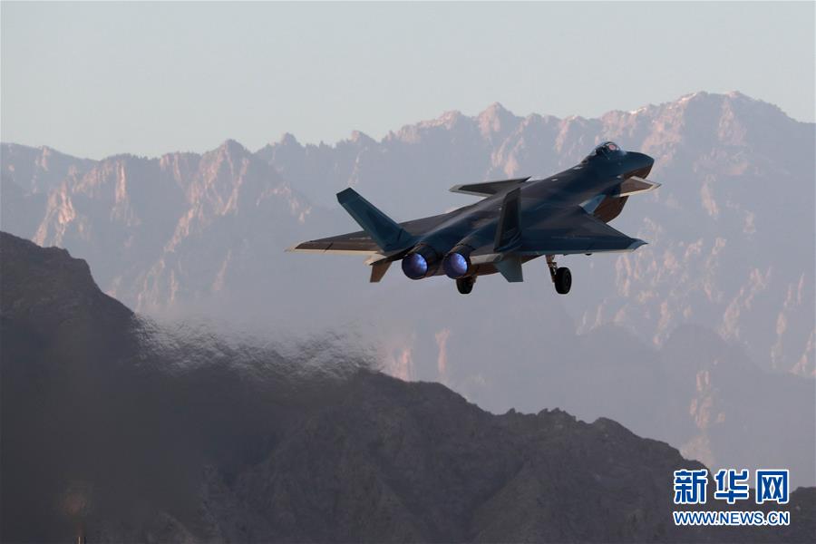 (新華全媒頭條·人民空軍70年·圖文互動(dòng))(14)陽(yáng)光照耀奮飛的航程——黨中央、中央軍委和習(xí)主席關(guān)心人民空軍建設(shè)發(fā)展紀(jì)實(shí)