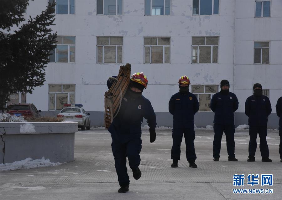 (走基層 聽民聲·圖文互動)(5)皚皚白雪中的一抹“火焰藍”——走近中國最北消防員