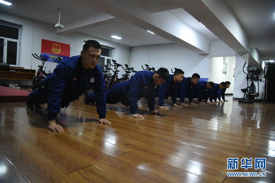 (走基層 聽民聲·圖文互動)(4)皚皚白雪中的一抹“火焰藍”——走近中國最北消防員