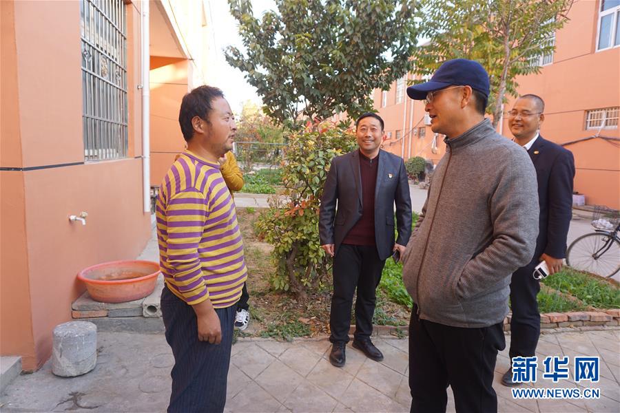 (愛國情 奮斗者·圖文互動)(1)富了口袋 更要富精神——記向貧困宣戰的“最美奮斗者”裴春亮
