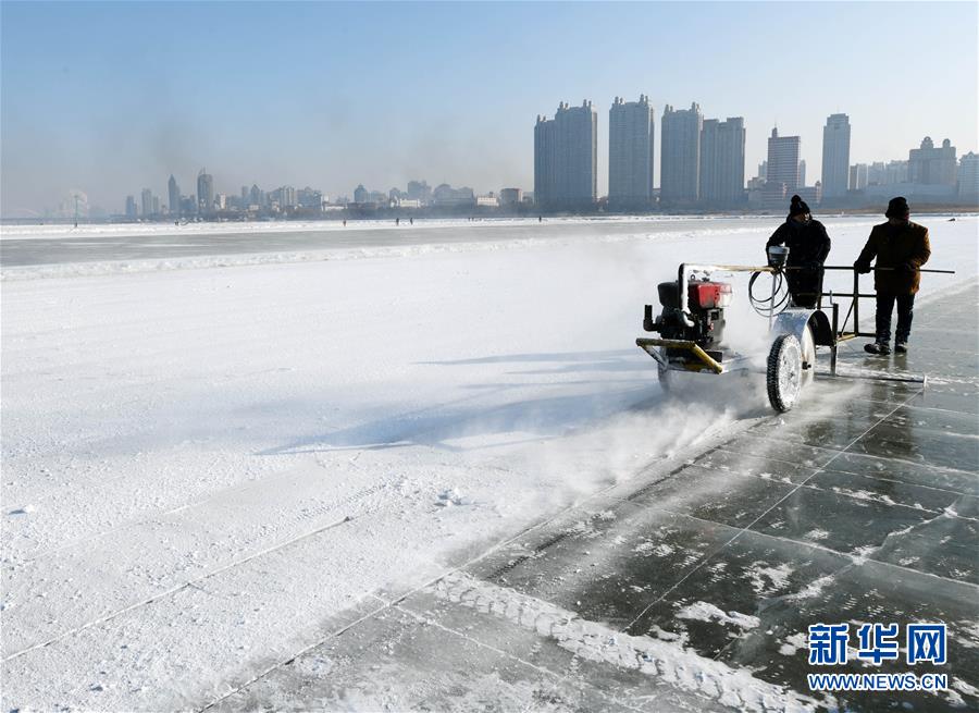 (圖文互動)(3)寒冬采冰人:起早貪黑 “淘金”冰雪