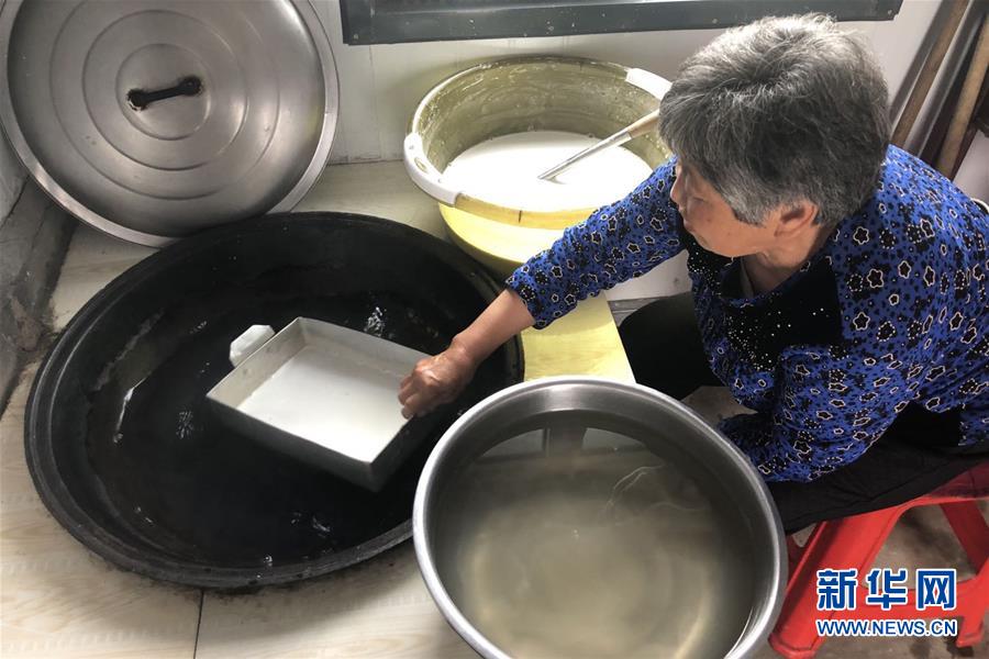 (脫貧攻堅(jiān)·圖文互動(dòng))(2)中國東極故事之四:“粉皮大娘”屈晶的“脫貧秘方”