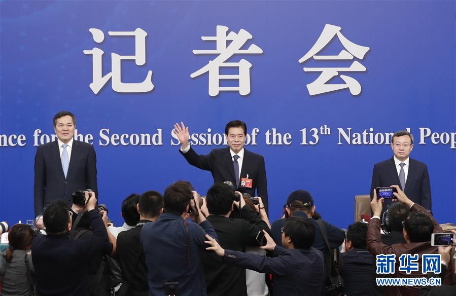 (兩會(huì)·XHDW)(2)商務(wù)部部長鐘山等就“促進(jìn)形成強(qiáng)大國內(nèi)市場(chǎng) 推動(dòng)全方位對(duì)外開放”答記者問
