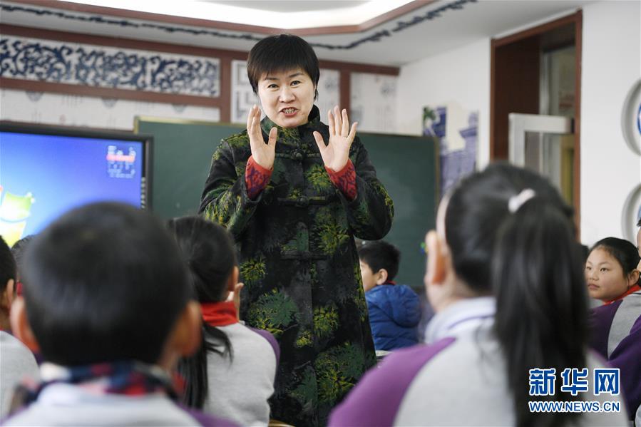 （兩會·圖片故事）（5）全國人大代表馬恒燕：讓城鄉學生共享“互聯網+教育”優質資源