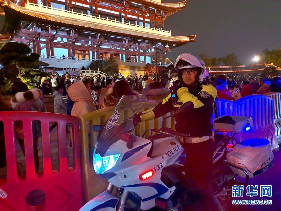 (圖文互動)(6)不一樣的煙火——城市基層工作者的新年第一天