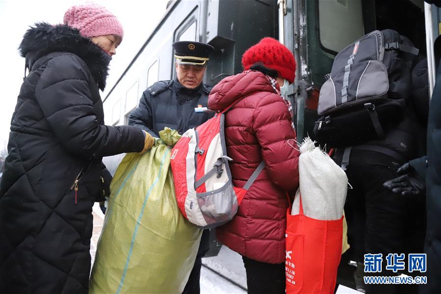 （新春走基層·圖文互動）（4）小康路上，與“小慢車”同行——長白山區綠皮火車二三事