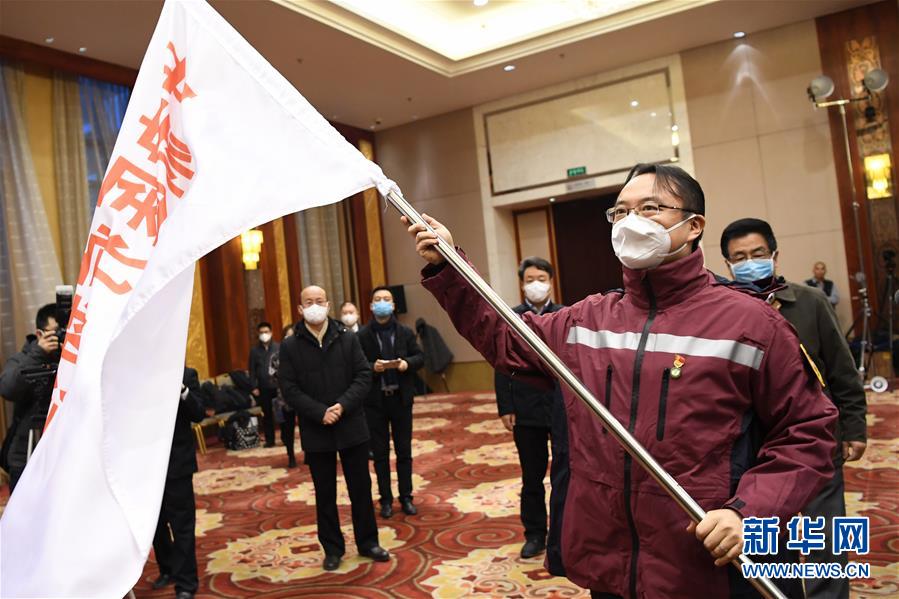 （新華全媒頭條·圖文互動）（3）黨旗，高高飄揚在防控疫情斗爭第一線——各級黨組織和廣大黨員干部投身疫情防控阻擊戰紀實