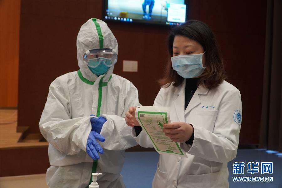 (聚焦疫情防控·圖文互動)(4)無法握手,但始終并肩