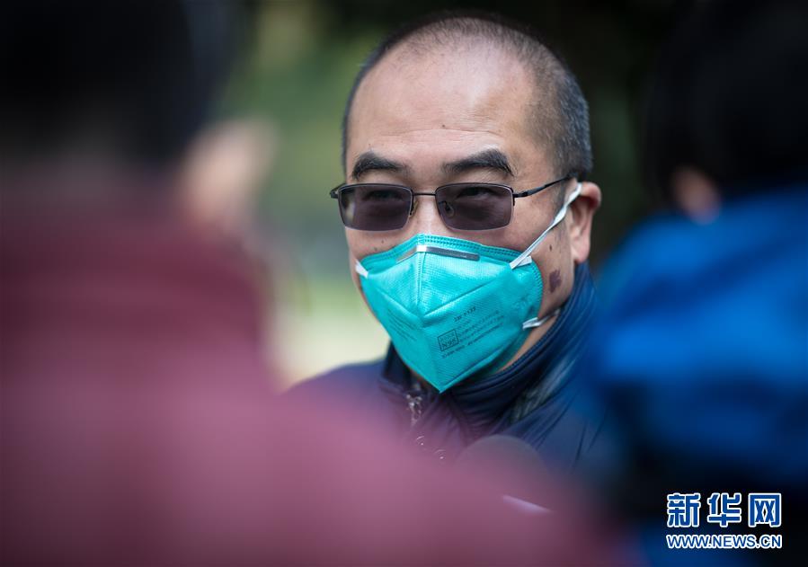 (新華全媒頭條·聚焦疫情防控·圖文互動(dòng))(7)拼漸凍生命 與疫魔競速——記疫情“風(fēng)暴眼”中武漢金銀潭醫(yī)院院長張定宇