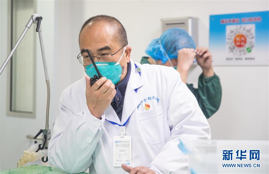 (新華全媒頭條·聚焦疫情防控·圖文互動(dòng))(13)拼漸凍生命 與疫魔競速——記疫情“風(fēng)暴眼”中武漢金銀潭醫(yī)院院長張定宇