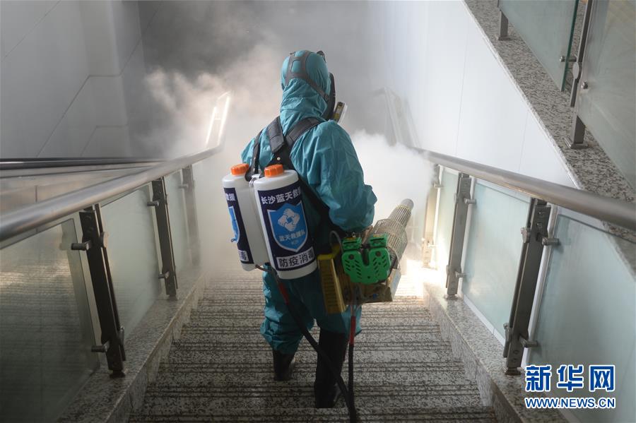 (聚焦疫情防控)(1)藍天志愿者的消毒戰(zhàn)“疫”