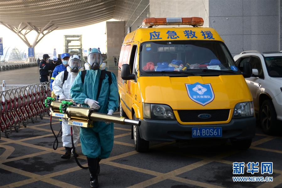 (聚焦疫情防控)(3)藍天志愿者的消毒戰(zhàn)“疫”