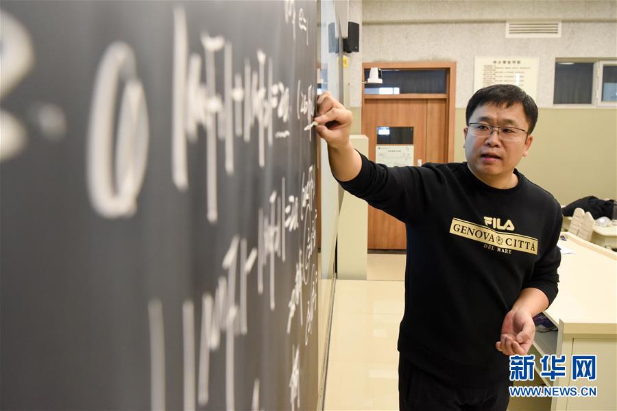 (聚焦疫情防控·圖文互動)(1)特寫:一個人的錄播