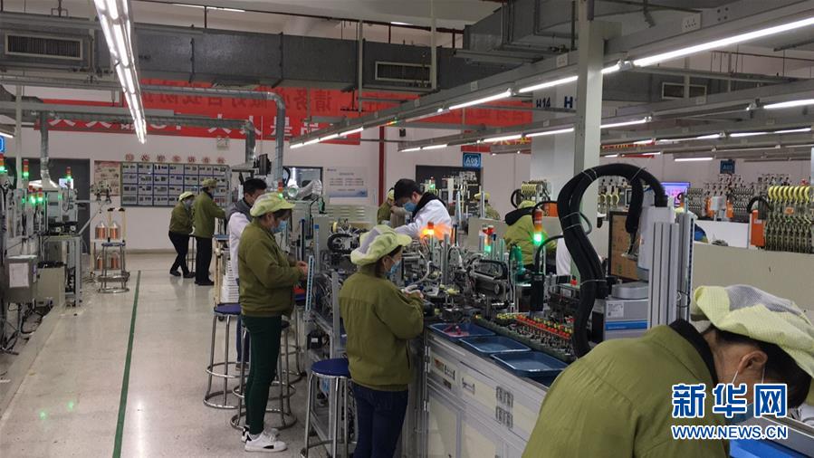 （來自經(jīng)濟(jì)前沿的故事·企業(yè)復(fù)工復(fù)產(chǎn)·圖文互動(dòng)）（3）看1500多名工人是如何復(fù)工的？——湖南郴州一家企業(yè)復(fù)工目擊記 